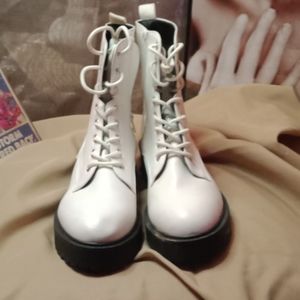 R2 boots size 8 1/2 white
